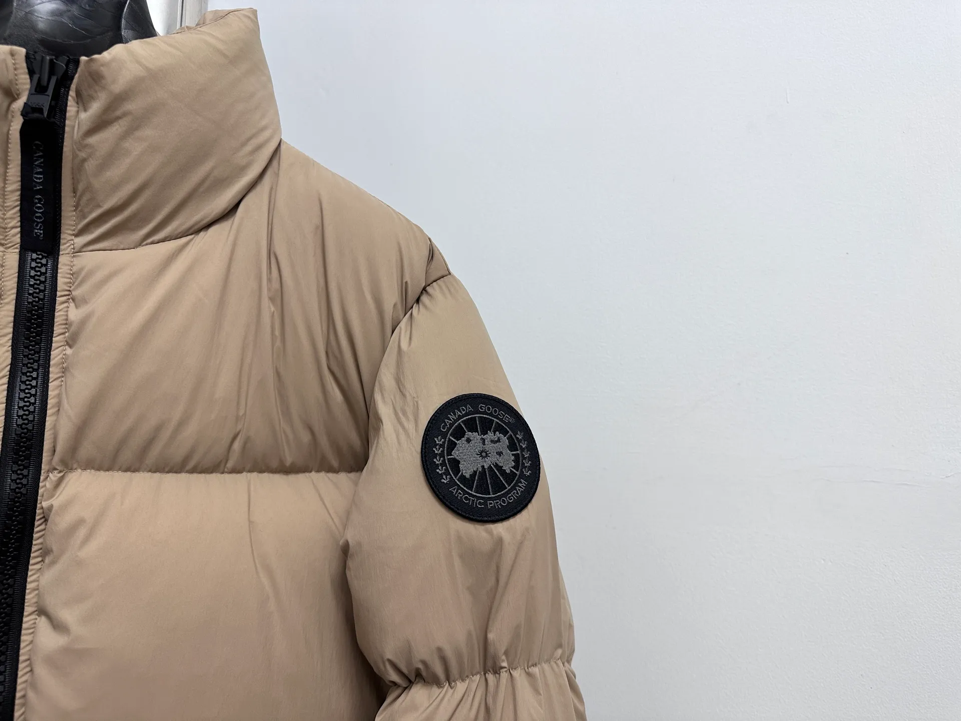 P840 【Canada gooes】Large Goose Sleeve Stand Collar Down Jacket Lawrence down jacket provides basic protection for daily adventures. Delicately soft fabric, this is a water-repellent fabric that is soft to the touch yet durable. Filled with extremely fluffy white duck down. This piece has a quilted body and structured down. Padded collar and reflective double-stripe grip tape. Extended hem and tucked-in inner rib-knit cuffs. Size: XS-2XL